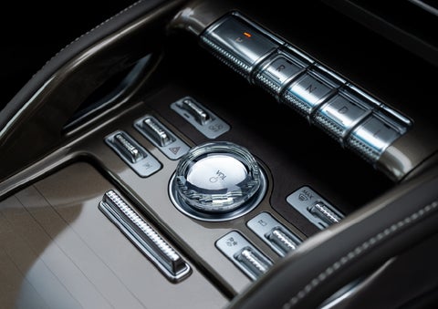 A crystal-inspired volume knob is shown in the center floor console of a 2024 Lincoln Nautilus® SUV. | Bondy's Lincoln in Dothan AL