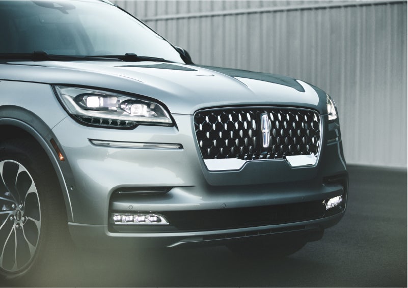 The available adaptive pixel LED headlamps of the 2023 Lincoln Aviator® SUV activated | Bondy's Lincoln in Dothan AL