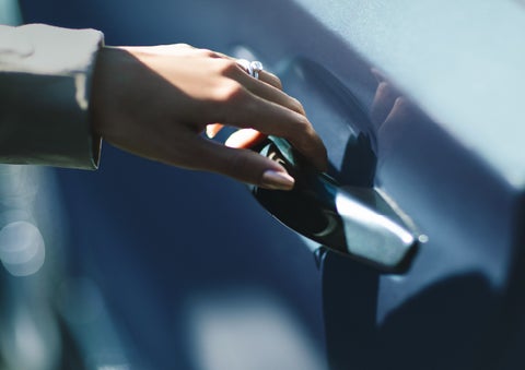 A hand gracefully grips the Light Touch Handle of a 2024 Lincoln Aviator® SUV to demonstrate its ease of use | Bondy's Lincoln in Dothan AL