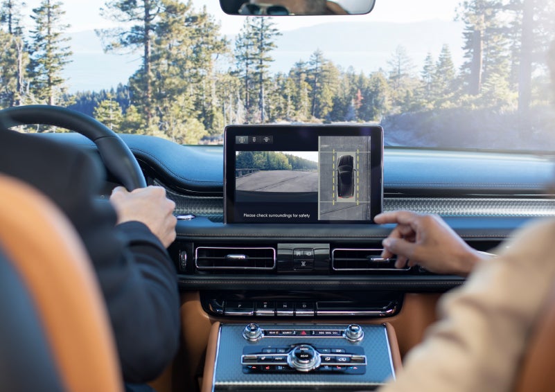 The available 360-Degree Camera shows a bird's-eye view of a Lincoln Aviator® SUV | Bondy's Lincoln in Dothan AL