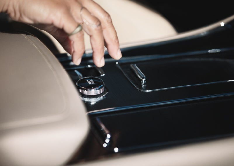 A hand reaching for the Lincoln Drive Modes knob of a 2024 Lincoln Aviator® SUV | Bondy's Lincoln in Dothan AL