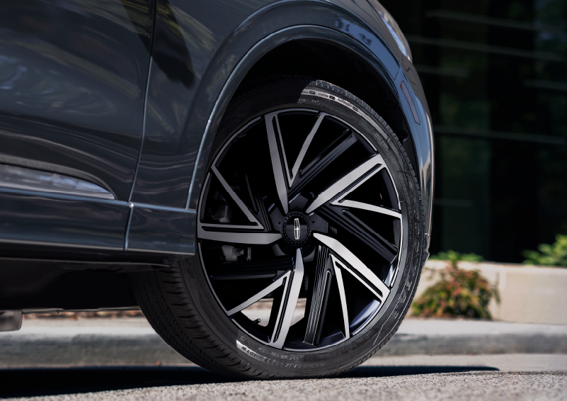 The rim of the 2025 Lincoln Aviator® SUV is shown slightly angled out. | Bondy's Lincoln in Dothan AL