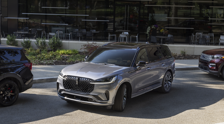 A gray 2025 Lincoln Black Label Aviator® SUV is shown in the process of parallel parking. | Bondy's Lincoln in Dothan AL