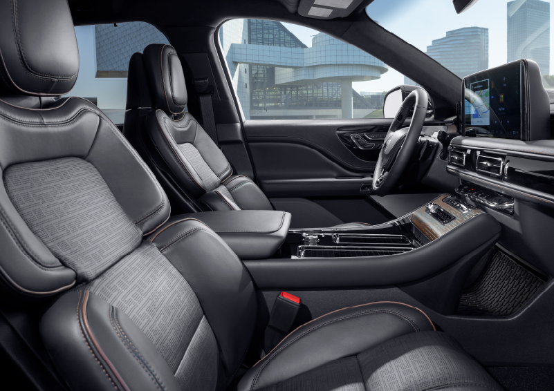 The interior of the 2025 Lincoln Aviator® SUV is shown with sleek black accents. | Bondy's Lincoln in Dothan AL