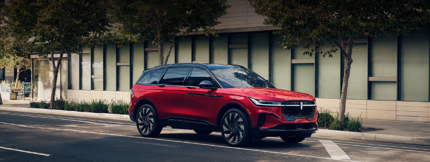 A 2025 Lincoln Nautilus® SUV with an available hybrid powertrain is parked in an urban setting. | Bondy's Lincoln in Dothan AL
