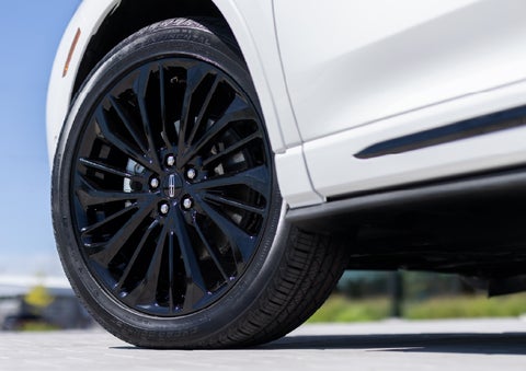 A stylish 20-inch black aluminum wheel of the available Jet Appearance Package is shown. | Bondy's Lincoln in Dothan AL