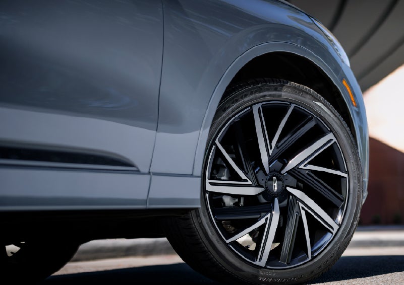 The wheel of the 2027 Lincoln Aviator® Black Label™ SUV is shown slightly angled out. | Bondy's Lincoln in Dothan AL